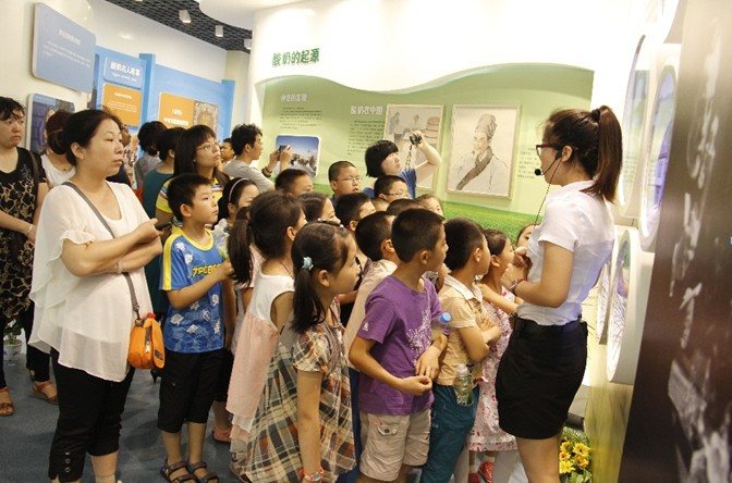 童心奶香，悅享成長 君樂寶乳業(yè)以創(chuàng)新展覽服務(wù)點(diǎn)亮世界牛奶日